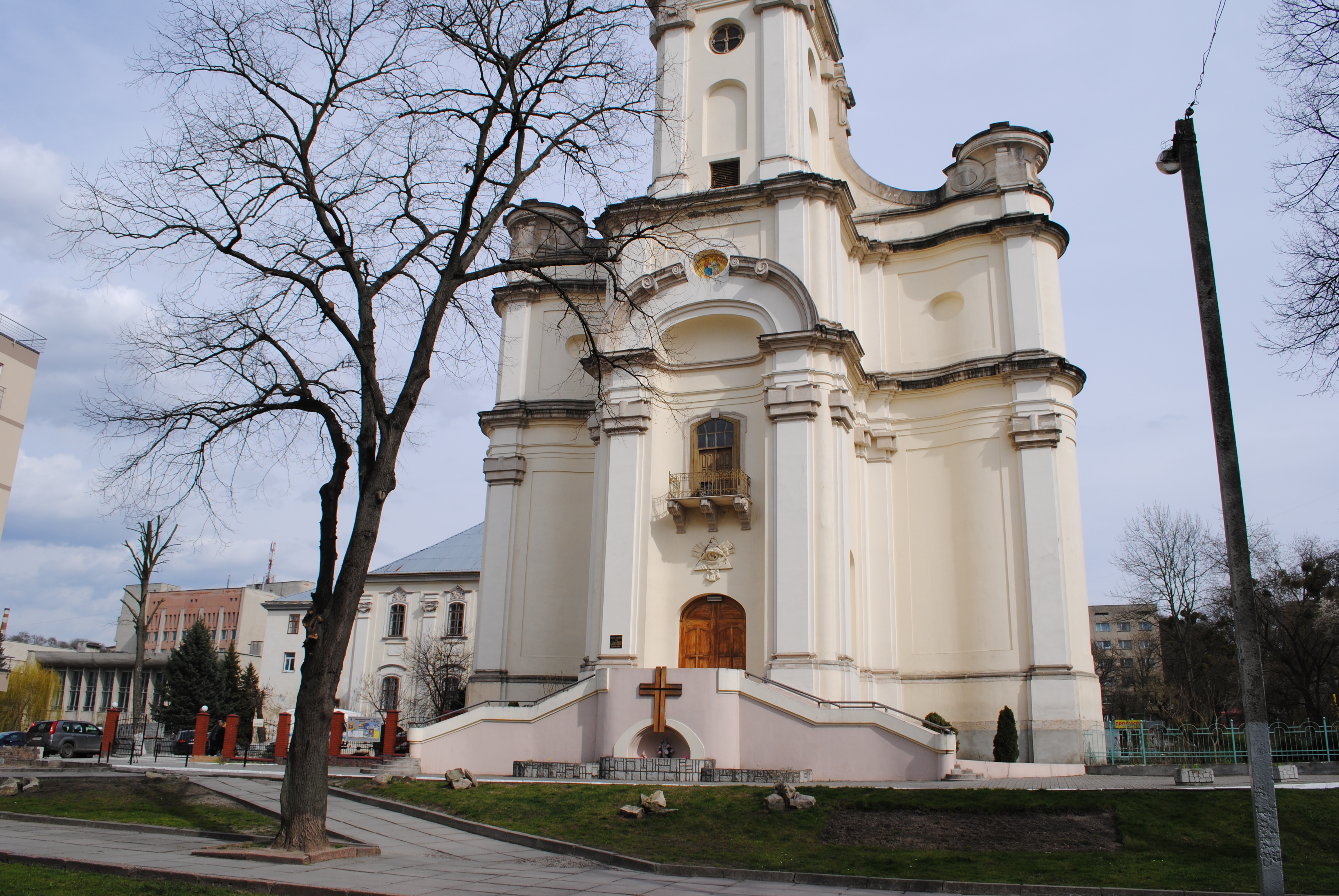 grace of the church of sacrament, rent apartments Lviv